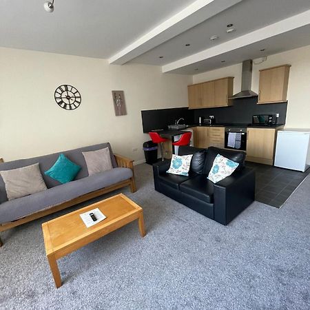 2 Large Bedroom Apartment- Wifi & Parking Fleetwood Bagian luar foto