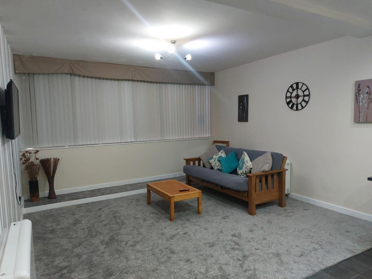 2 Large Bedroom Apartment- Wifi & Parking Fleetwood Bagian luar foto