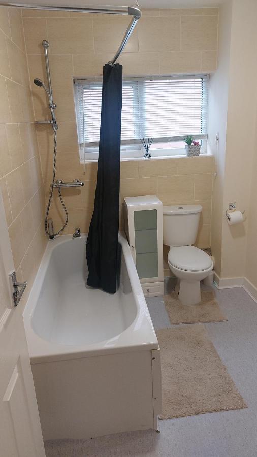 2 Large Bedroom Apartment- Wifi & Parking Fleetwood Bagian luar foto