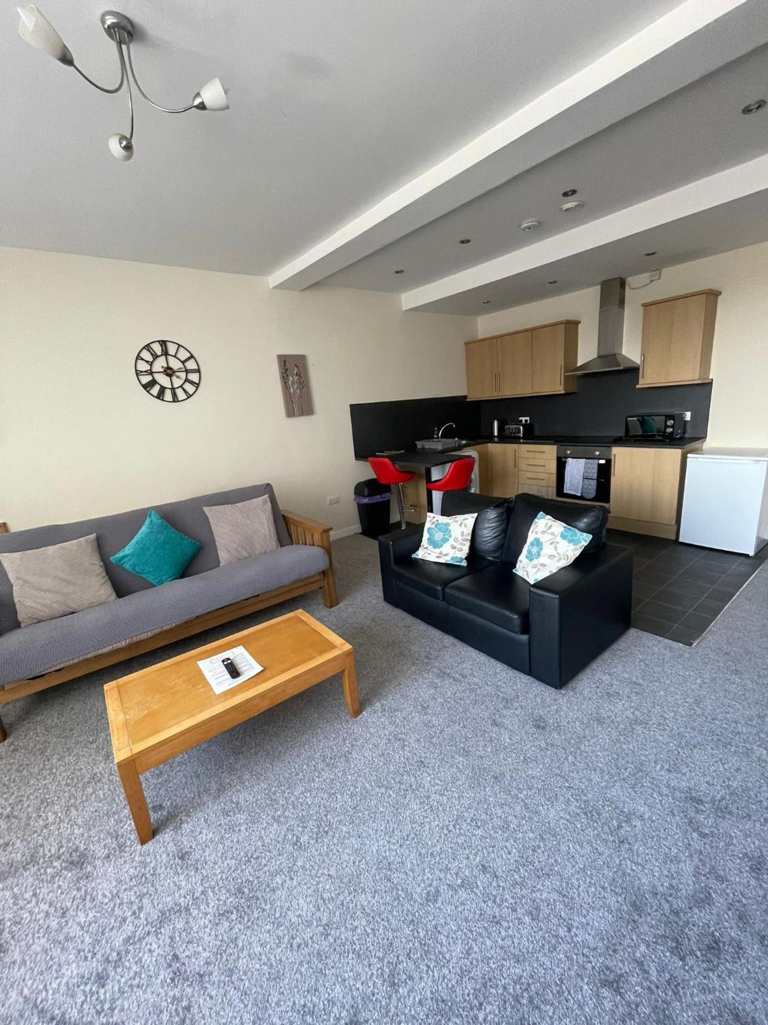 2 Large Bedroom Apartment- Wifi & Parking Fleetwood Bagian luar foto